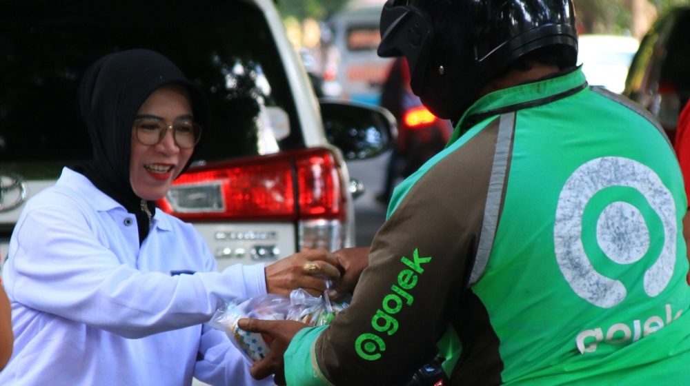Berbagi Kebahagiaan, Lapas Banyuwangi Bagikan 50 Paket Makanan Bagi Masyarakat Sekitar