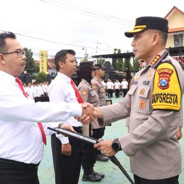 2025-09-08-polres 43 Personel Polresta Banyuwangi Berprestasi Dianugerahi Penghargaan