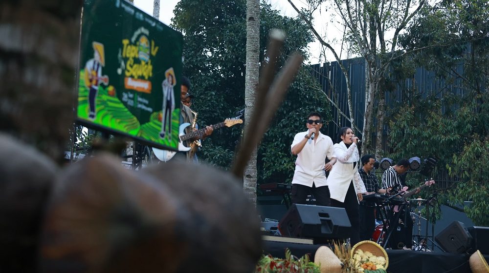 Berlatar Sawah Terasering Ijen, Musik Tepi Sawah Sukses Pukau Penonton