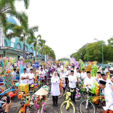 Muludan Bumi Blambangan Bagikan Ribuan Telur hingga Hadirkan Ustadz Wijayanto