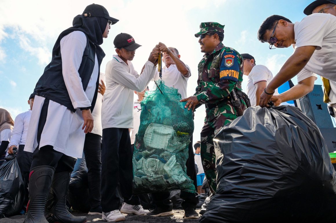 Momen World Cleanup Day, Bupati Ipuk Bersama Ratusan Warga Bersih-Bersih Sampah Pantai