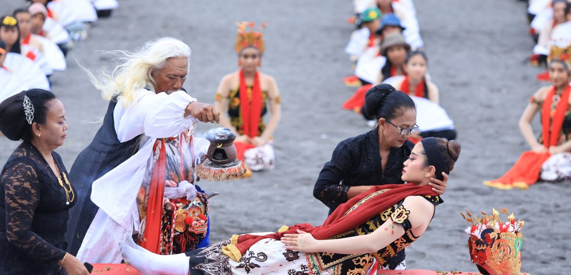 1000504160 Ikuti Prosesi Meras Gandrung di Banyuwangi, Penari Diaspora dari Papua hingga Amerika Merinding