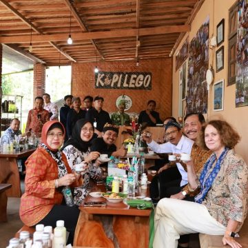 Saat Mensos dan Luhut Ngopi Bareng di Kampung Kopi Gombengsari Banyuwangi