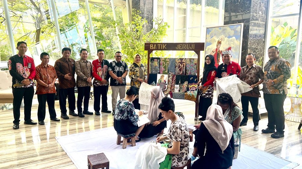 Hari Batik Nasional, Warga Binaan Lapas Banyuwangi Berbagi Ilmu Membatik kepada Masyarakat