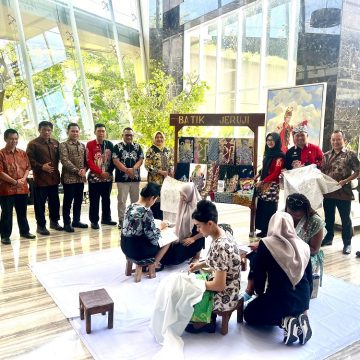 2025-10-02-lapas Hari Batik Nasional, Warga Binaan Lapas Banyuwangi Berbagi Ilmu Membatik kepada Masyarakat