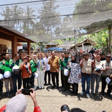Serahkan Helm dan Jaket Ke Ojek, Mensos Apresiasi Program Banyuwangi Berbagi 