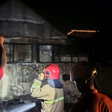 2025-10-09-kebakaran Tragedi KUD Bajulmati, Uang Pemulung 20 Juta Ludes Terbakar