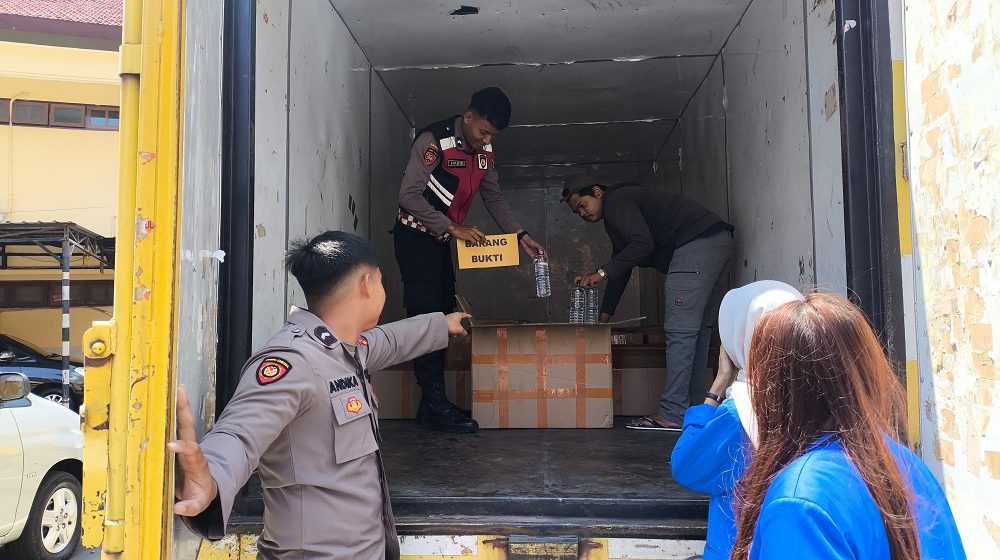 Polresta Banyuwangi Amankan Truk Bermuatan Ribuan Botol Arak di Jalan Nasional