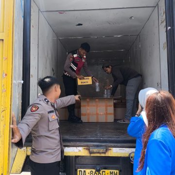 Polresta Banyuwangi Amankan Truk Bermuatan Ribuan Botol Arak di Jalan Nasional