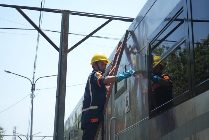 Tak Terlihat : Petugas Cuci Kereta, Pahlawan di Balik Bersihnya Kereta