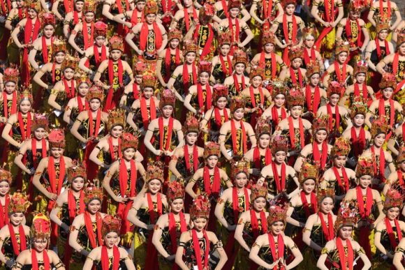 Ratusan Penari Luar Kota Ramaikan Seni Kolosal Gandrung Sewu 2025