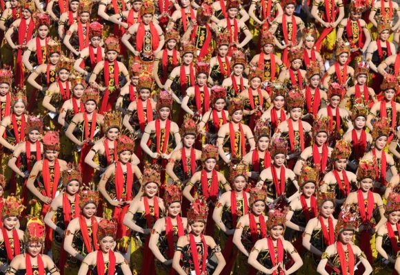 Ratusan Penari Luar Kota Ramaikan Seni Kolosal Gandrung Sewu 2025