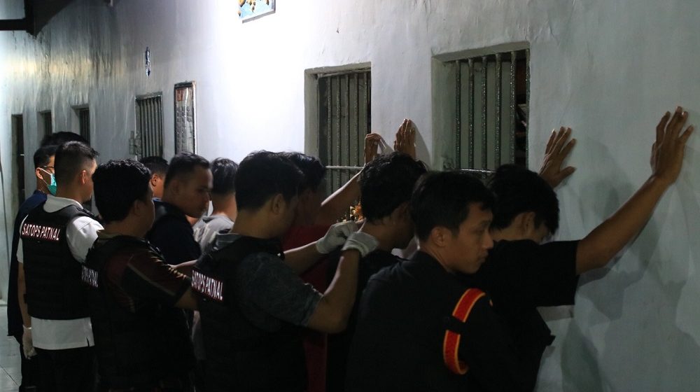 Bersama TNI-Polri, Lapas Banyuwangi Geledah Kamar Hunian dan Warga Binaan Dites Urine