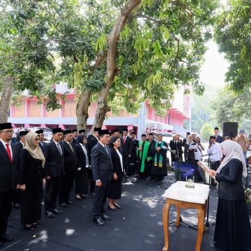 Bupati Ipuk Fiestiandani Lantik 34 Pejabat di GOR Tawangalun, Ini Maknanya