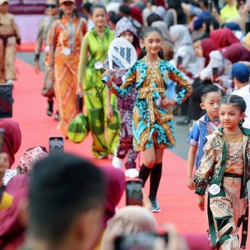 Tampilkan Peragaan Busana Batk Kasual, Fashion Lorong Bambu Jadi Pembuka Banyuwangi Batik Festival 2025