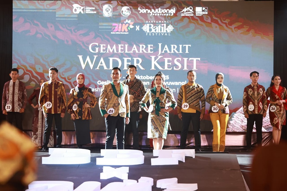 2025-10-18-ojk Pemkab Banyuwangi dan OJK Dorong Literasi Keuangan Masyarakat Lewat Batik Festival