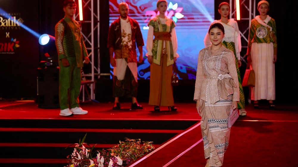 2025-10-20-BBF Pesona Motif Wader Kesit di Banyuwangi Batik Festival, Bupati Ipuk: Simbol Semangat Angkat Wastra Banyuwangi ke Panggung Nasional