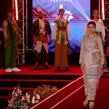 Pesona Motif Wader Kesit di Banyuwangi Batik Festival, Bupati Ipuk: Simbol Semangat Angkat Wastra Banyuwangi ke Panggung Nasional