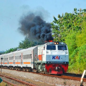 Bahaya, KAI Imbau Masyarakat Jauhi Jalur Rel