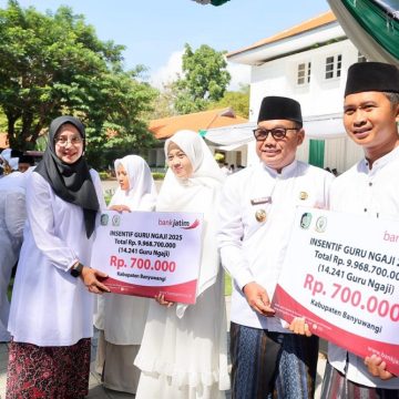 Momen Hari Santri, Bupati Ipuk Salurkan Insentif untuk 14 Ribu Guru Ngaji