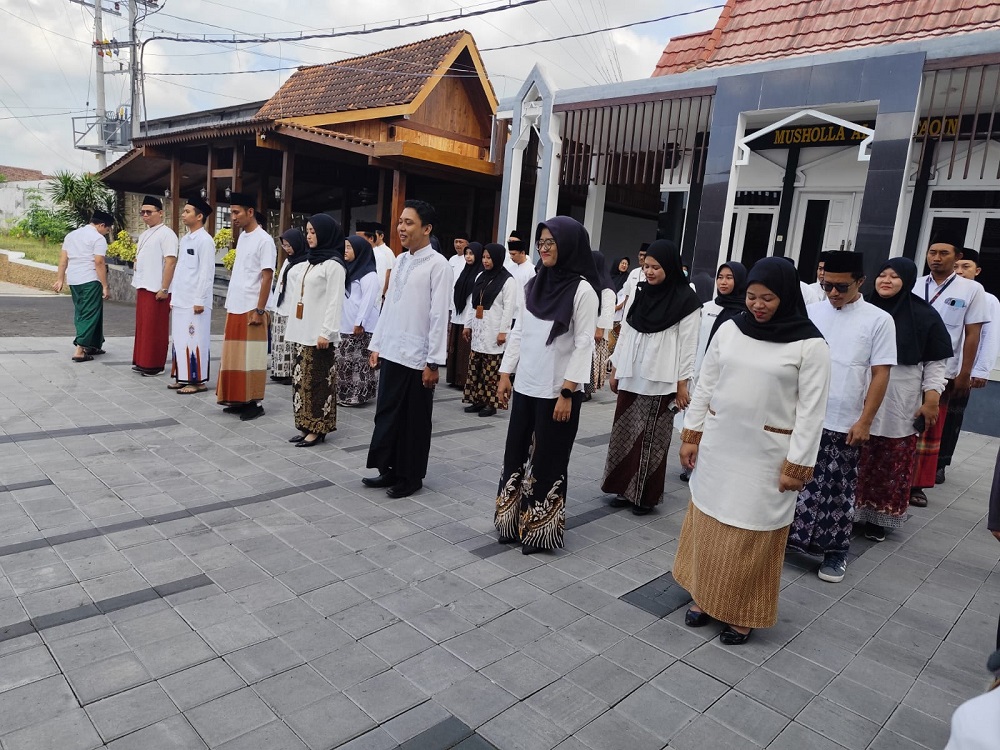 2025-10-22-songkok Peringati Hari Santri, ASN Banyuwangi Wajib Pakai Sarung dan Peci Selama Tiga Hari