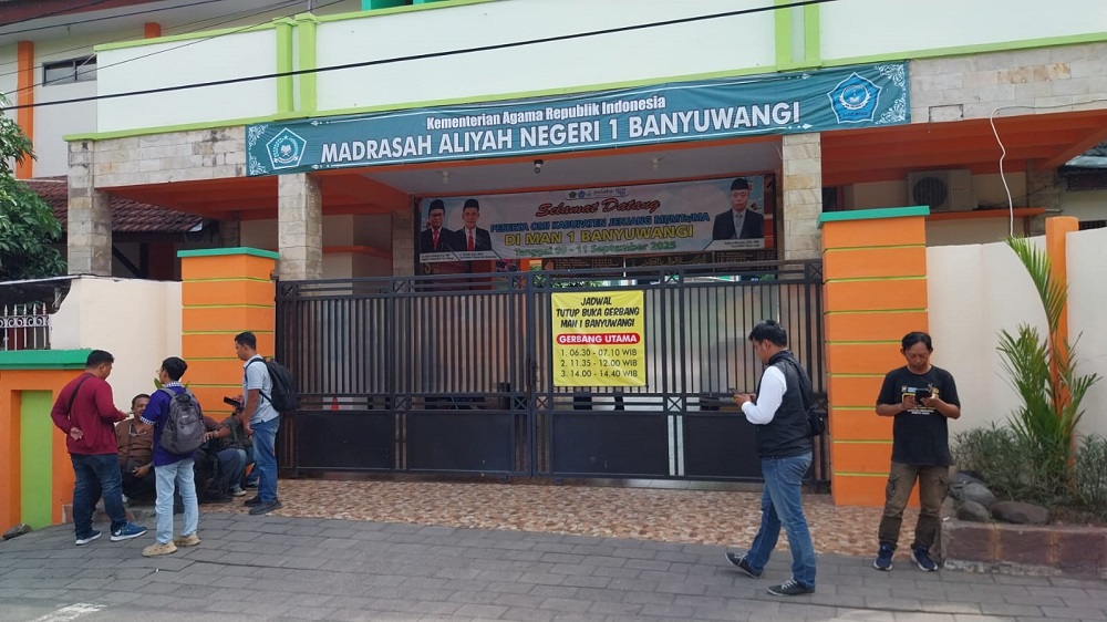 2025-10-24-MAN 112 Siswa MAN 1 Banyuwangi Diduga Keracunan MBG, Rasakan Gejala Mual hingga Diare