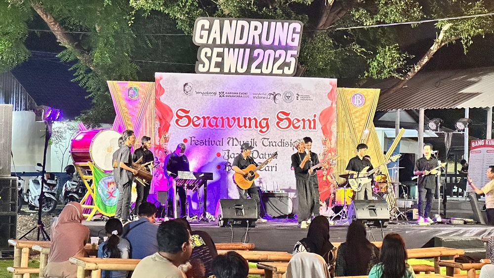 2025-10-24-sawung Serawung Seni Gandrung Sewu 2025 Meriahkan Pantai Boom Marina