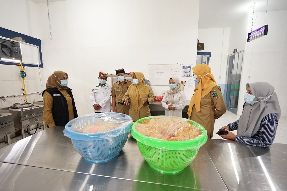 2025-10-27-bupati Cek SPPG, Bupati Ipuk Ingatkan SOP dan Higienitas Makanan MBG