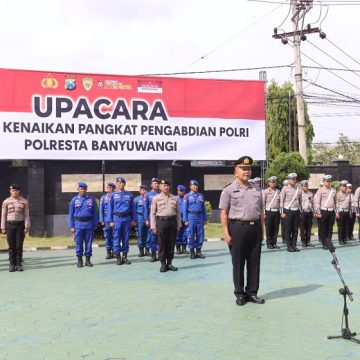 Kapolresta Banyuwangi Anugerahkan Kenaikan Pangkat Pengabdian