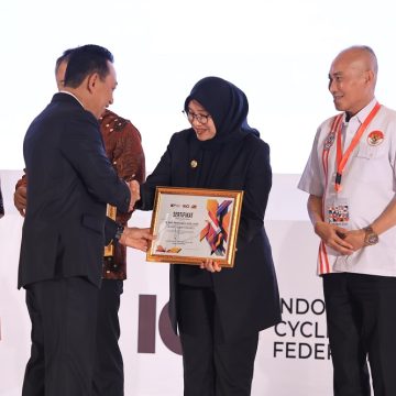 Raih Penghargaan PB ISSI, Menpora Apresiasi Konsistensi Banyuwangi Gelar Event Balap Sepeda Internasional