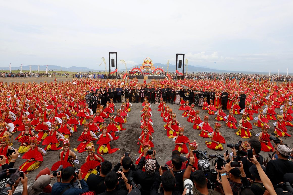 IMG-20251025-WA0297 Bupati Bondowoso Apresiasi Konsistensi Banyuwangi Gelar Gandrung Sewu