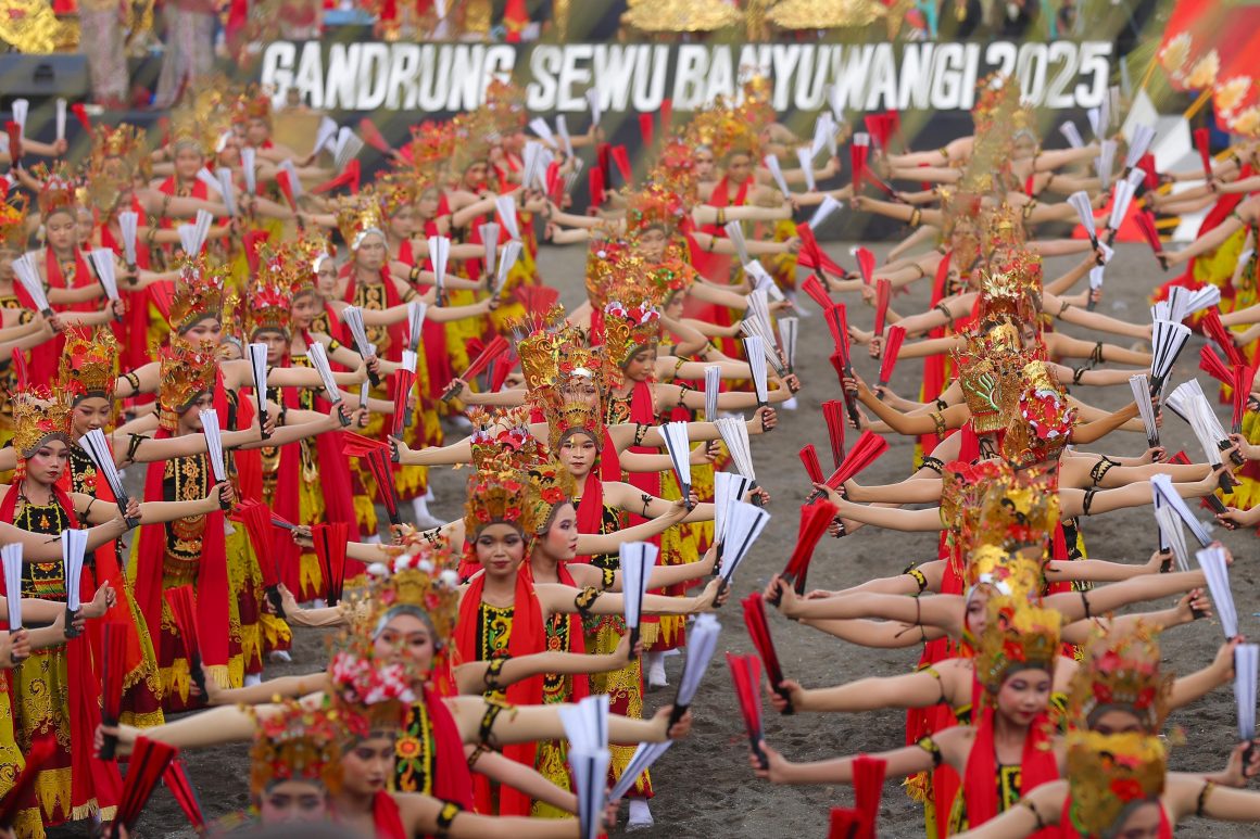 IMG-20251025-WA0305 Gelaran Tahun ke 13, Tarian Kolosal Gandrung Sewu Banyuwangi Kian Memukau
