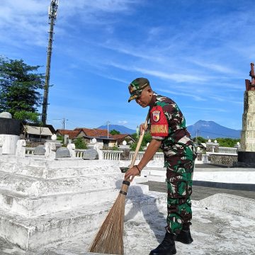 Jelang Peringatan Hari Pahlawan, Prajurit Kodim 0825/Banyuwangi Gelar Karya Bhakti Bersihkan Makam Pahlawan
