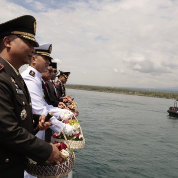 Peringati Hari Pahlawan, Banyuwangi Gelar Upacara Tabur Bunga di Selat Bali