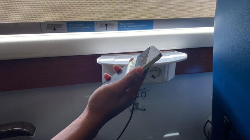 KAI Daop 9 Jember Larang Penggunaan Stopkontak untuk Powerbank di Kereta, Ini Alasannya