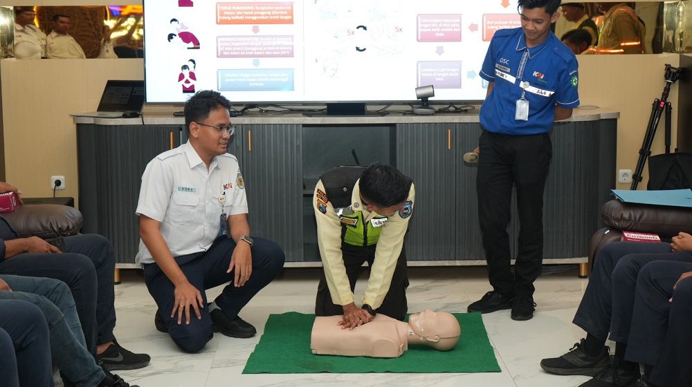 Perkuat Keselamatan Nataru 2025/2026, KAI Daop 9 Jember Gelar Pelatihan P3K dan Penggunaan AED di Tiga Stasiun Krusial