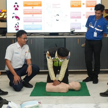 Perkuat Keselamatan Nataru 2025/2026, KAI Daop 9 Jember Gelar Pelatihan P3K dan Penggunaan AED di Tiga Stasiun Krusial