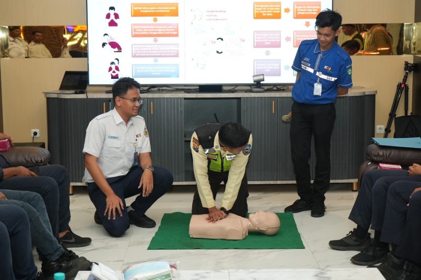 Perkuat Keselamatan Nataru 2025/2026, KAI Daop 9 Jember Gelar Pelatihan P3K dan Penggunaan AED di Tiga Stasiun Krusial