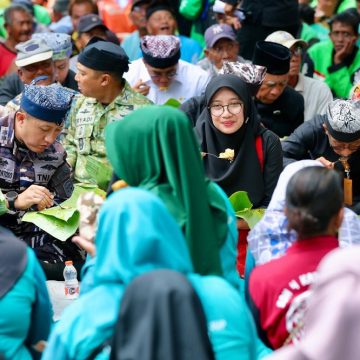 Tasyakuran Harjaba ke-254, Bupati Ipuk Sarapan Nasi Bungkus Bareng Tukang Becak, Pesapon, hingga Ojol
