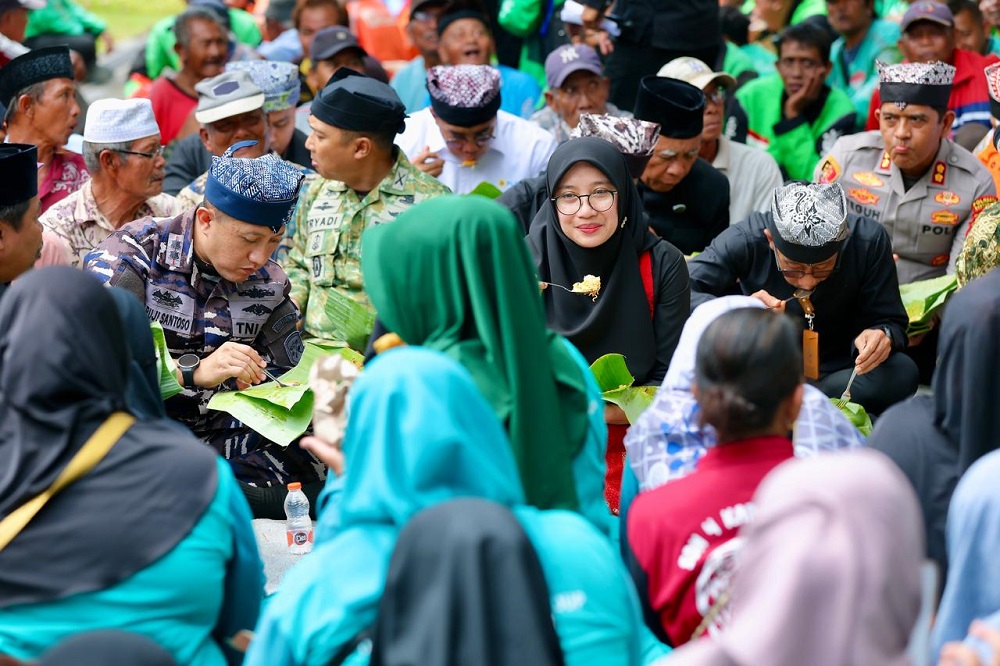 2025-12-18-makan Tasyakuran Harjaba ke-254, Bupati Ipuk Sarapan Nasi Bungkus Bareng Tukang Becak, Pesapon, hingga Ojol