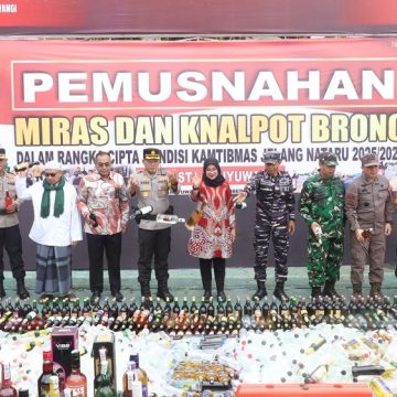 Jelang Nataru, Polresta Banyuwangi Musnahkan Ribuan Botol Miras dan Puluhan Knalpot Brong