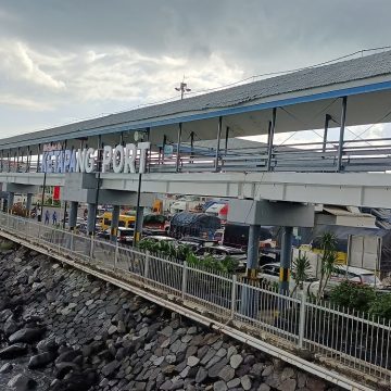 Jelang Nataru, Kendaraan Pribadi Mulai Padati Pelabuhan Ketapang
