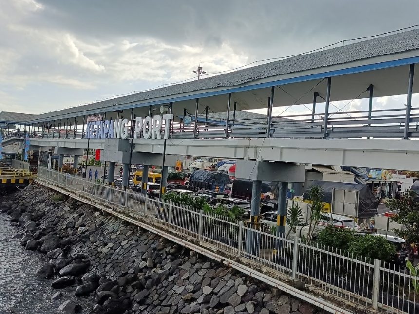 Jelang Nataru, Kendaraan Pribadi Mulai Padati Pelabuhan Ketapang