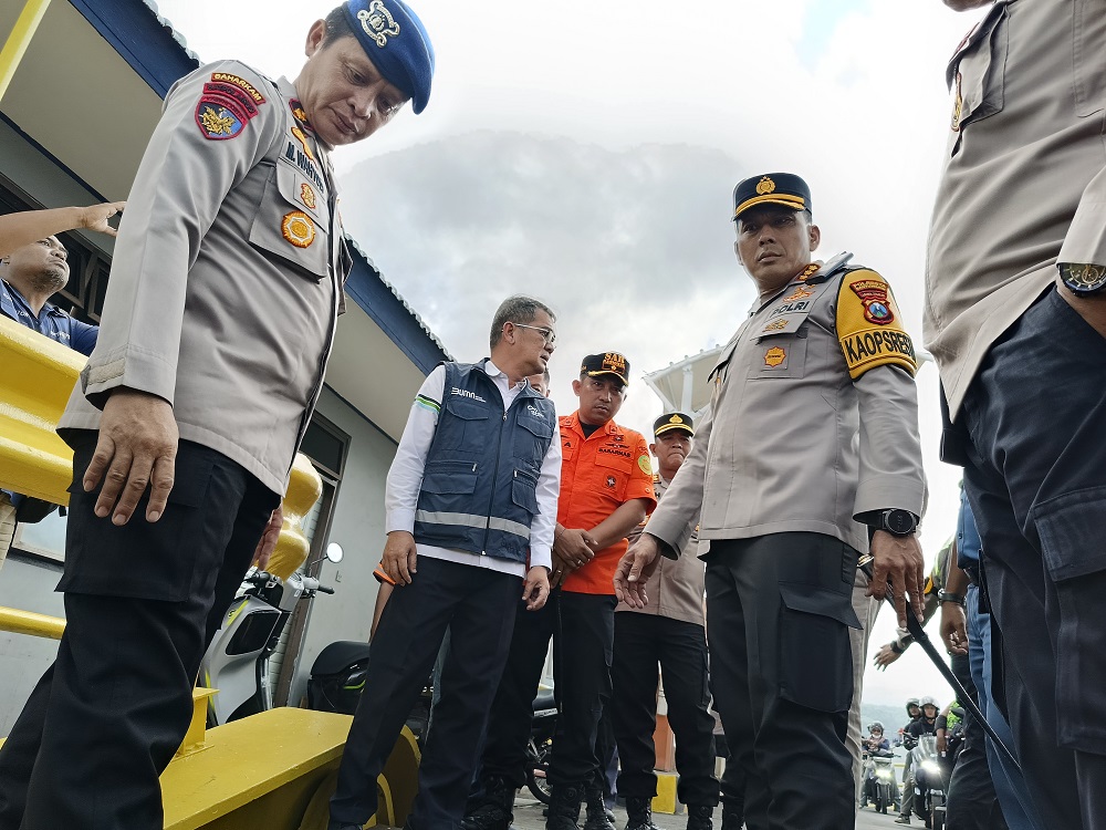 2025-12-22-kapolres Jelang Nataru, Petugas Gabungan Lakukan Ramp Check Kapal dan Tes Urine Acak di Lintas Ketapang-Gilimanuk
