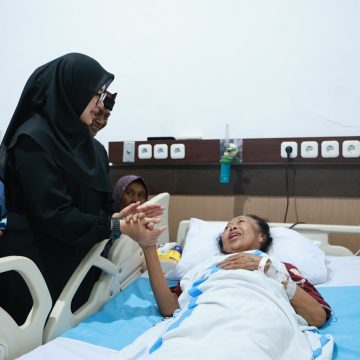 Dijenguk Bupati Ipuk di RSUD Blambangan, Maestro Gandrung Mbok Temu Nembang “Layar Kumendung”