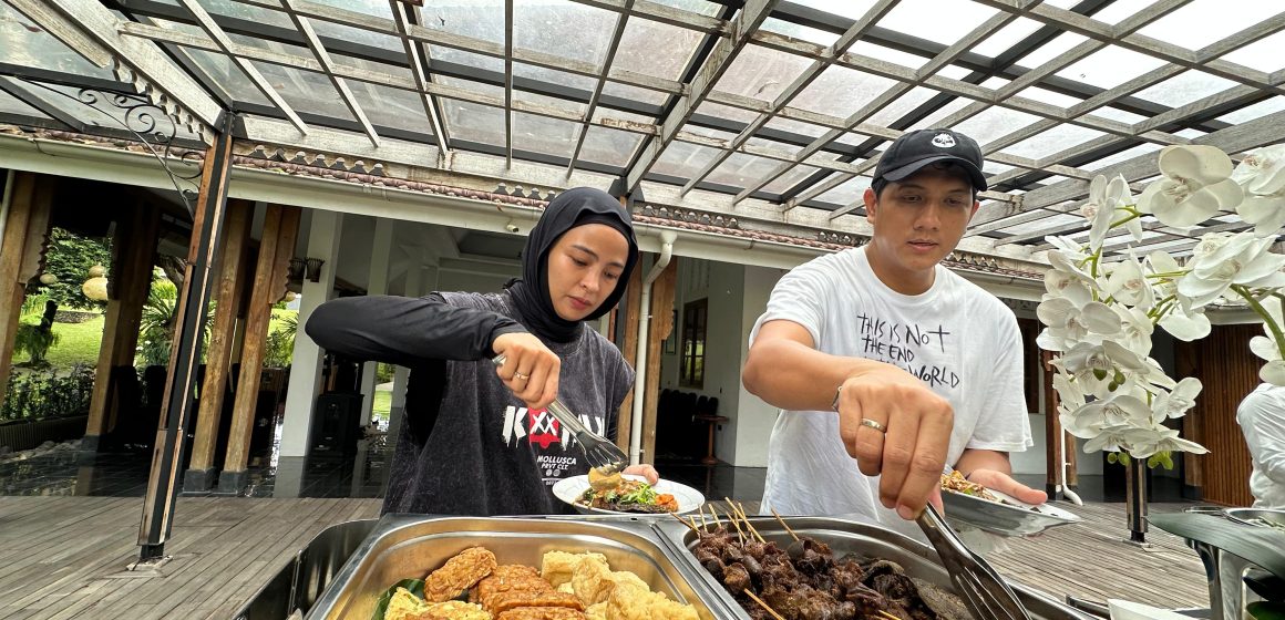 Tiba di Banyuwangi, Band Kotak Disambut Kuliner Otentik Pecel Rawon