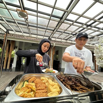 Tiba di Banyuwangi, Band Kotak Disambut Kuliner Otentik Pecel Rawon