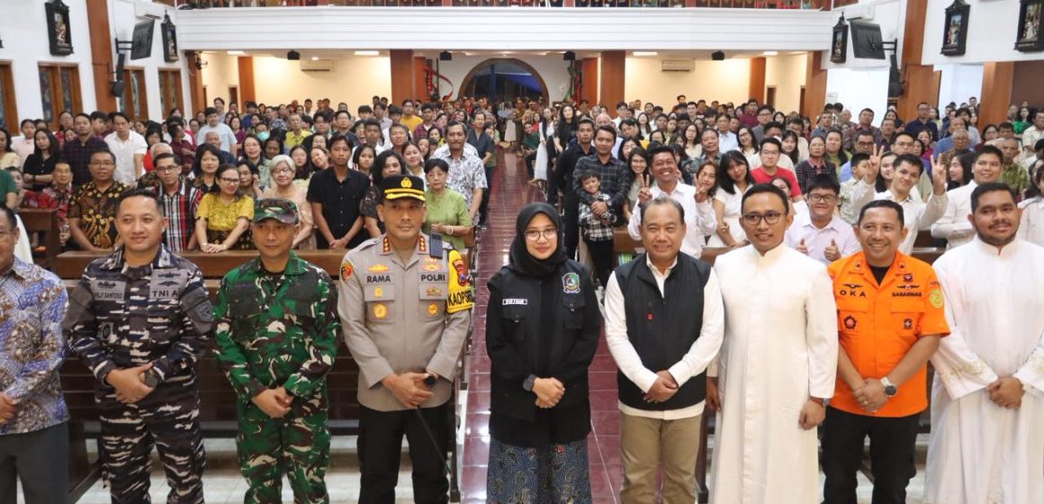 IMG-20251224-WA0034 Pastikan Ibadah Malam Natal Aman, Forkopimda Banyuwangi Patroli dan Tinjau Gereja
