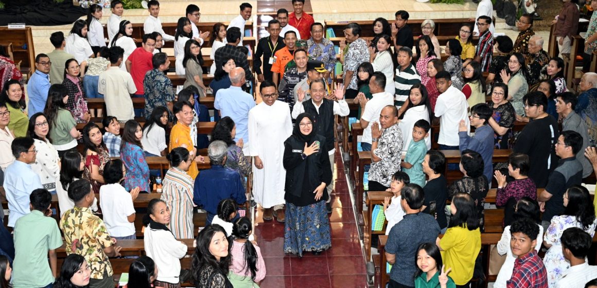 WhatsApp Image 2025-12-24 at 21_52_42 Malam Natal, Bupati Ipuk Bersama Forkopimda Patroli ke Sejumlah Gereja di Banyuwangi