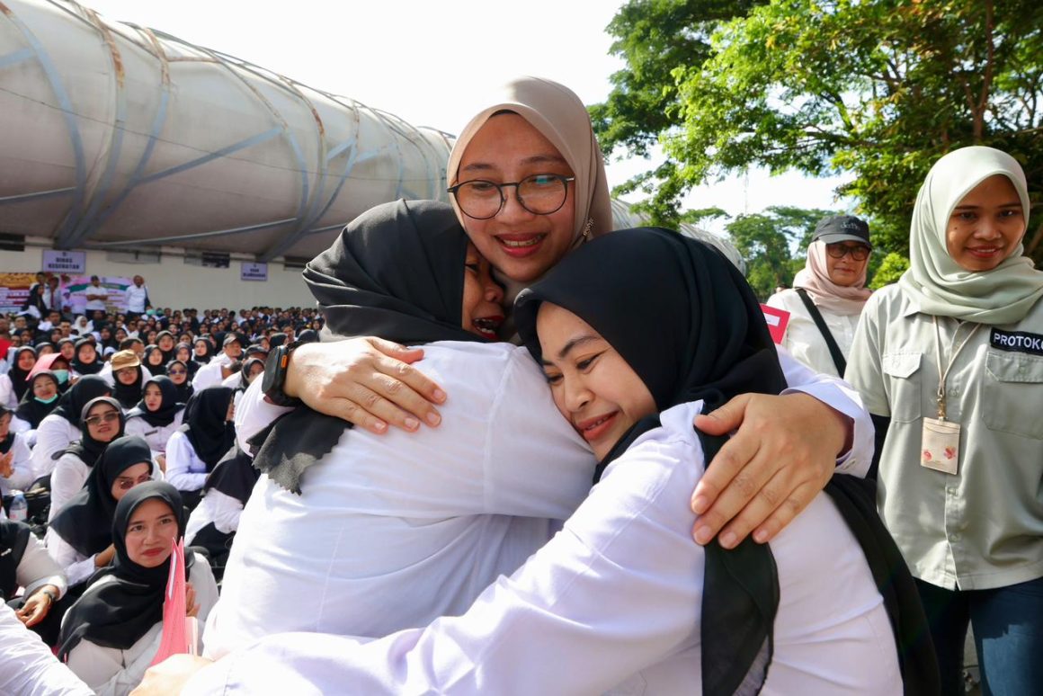 Keluarga Ikut Saksikan Penyerahan 4.888 SK PPPK Paruh Waktu Banyuwangi